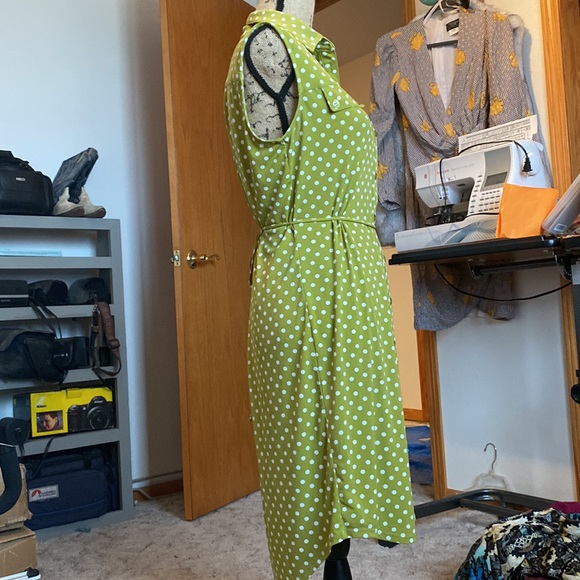 Green Pok-a-dotted dress - Picture 3 of 4
